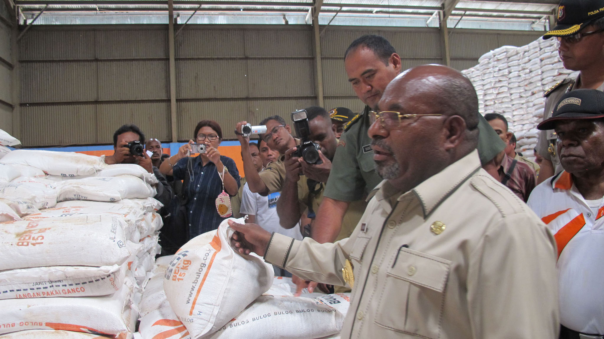 Gubernur Papua Lukas Enembe, melakukan inspeksi di sejumlah tempat termasuk gudang milik Bulog Papua di Jayapura