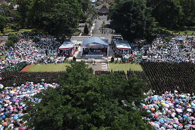  KH Ma'ruf Amin saat menghadiri Hari Lahir ke-96 NU di Alun-Alun Wonosobo, Jawa Tengah, Rabu (27/3) pagi.