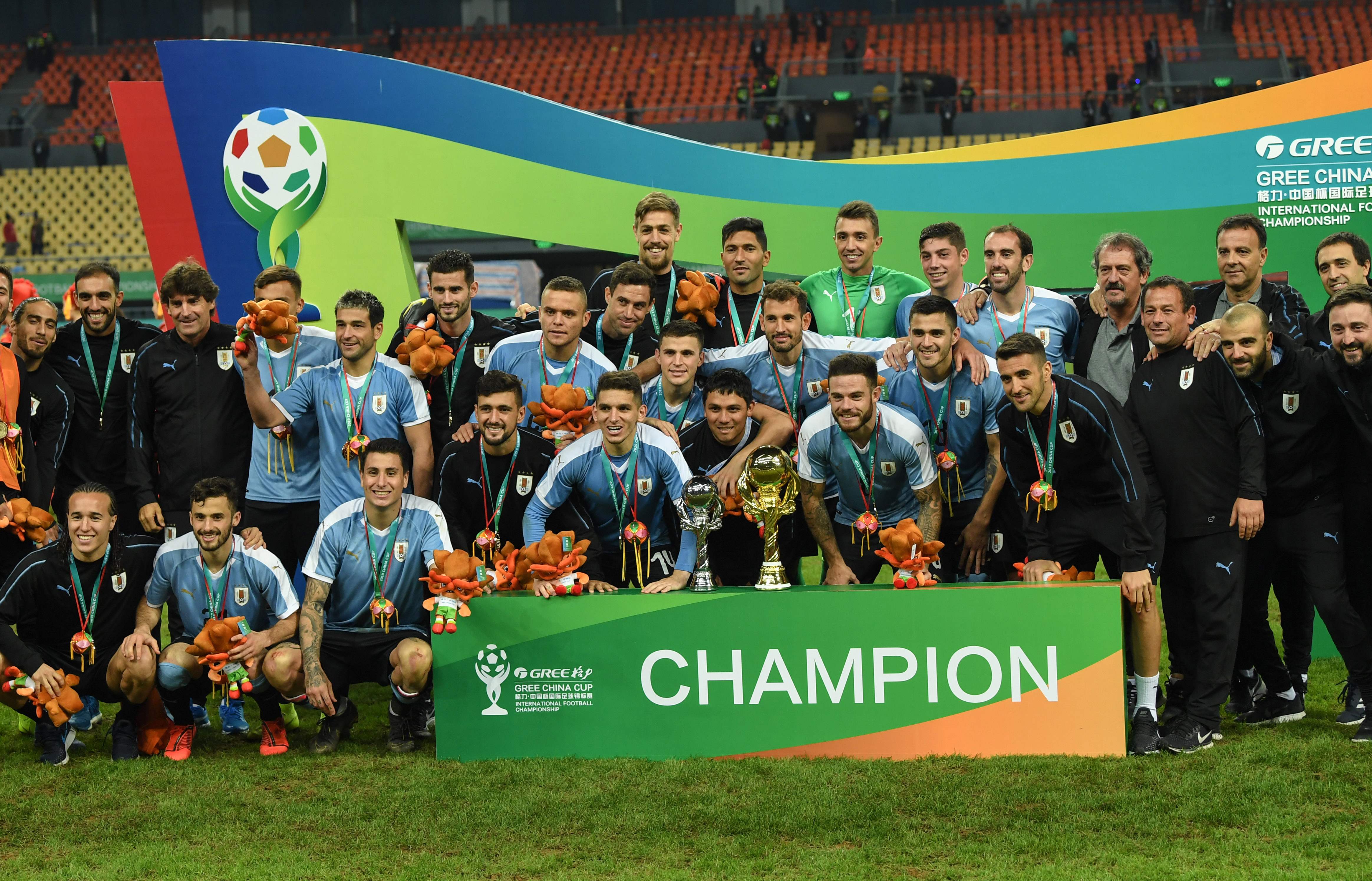 Timnas Uruguay berpose setelah menjadi juara Piala Tiongkok