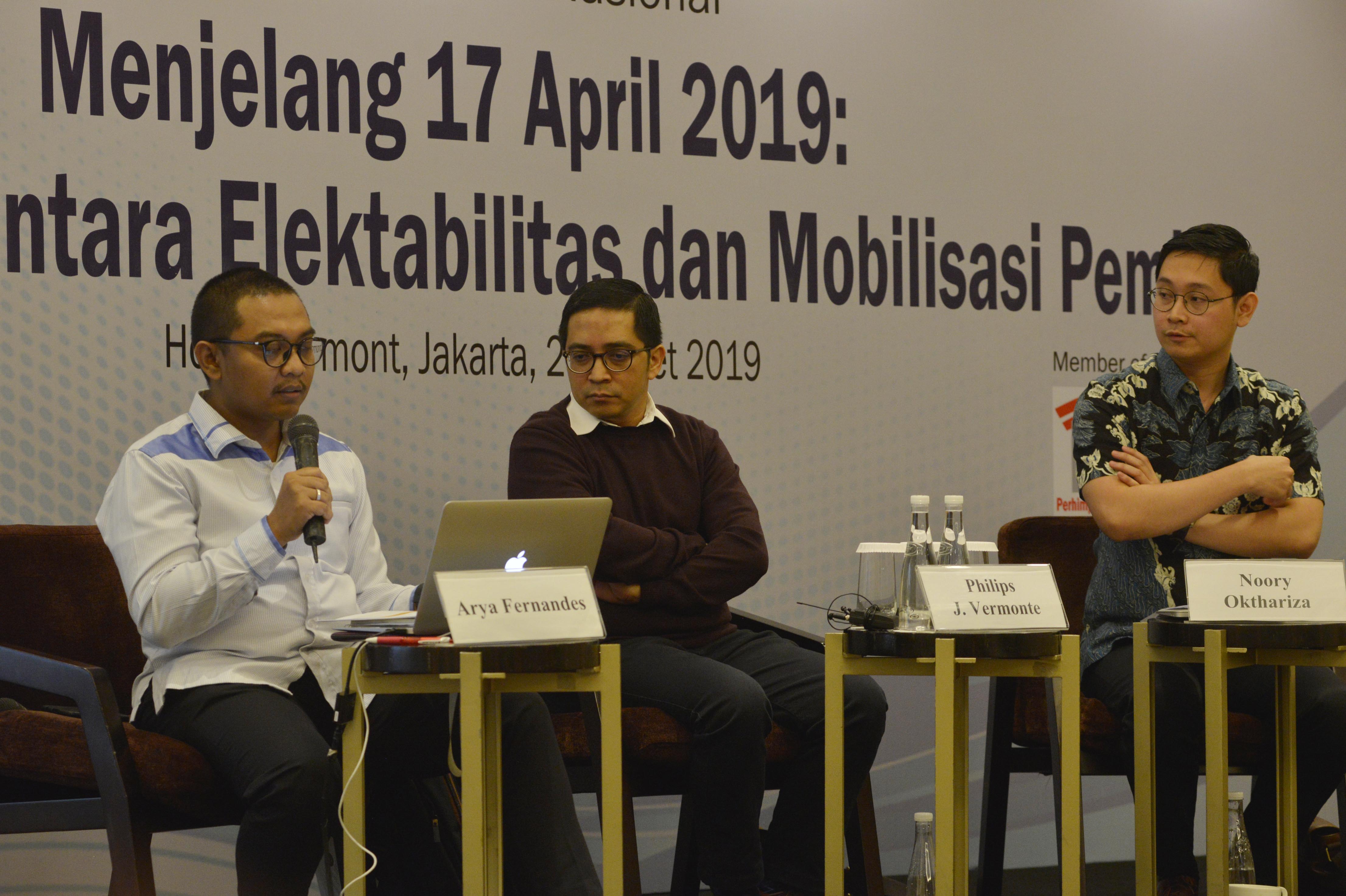 Peneliti CSIS, Arya Fernandes (kiri) saat memaparkan hasil survei CSIS di Jakarta, Kamis (28/3)