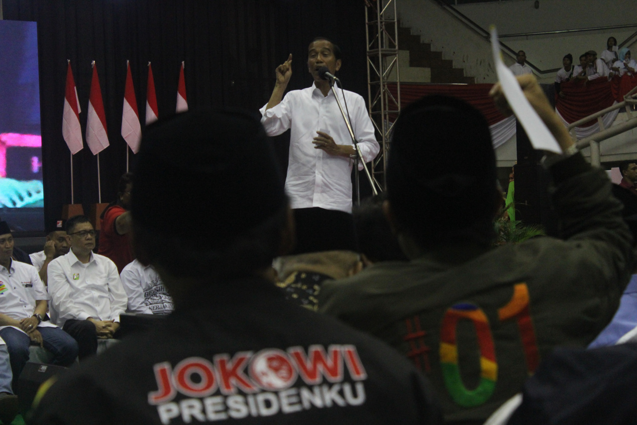 Calon Presiden Joko Widodo mengajak pendukungnya mengenakan pakaian putih di hari pencoblosan karena yang dicoblos berpakaian putih.