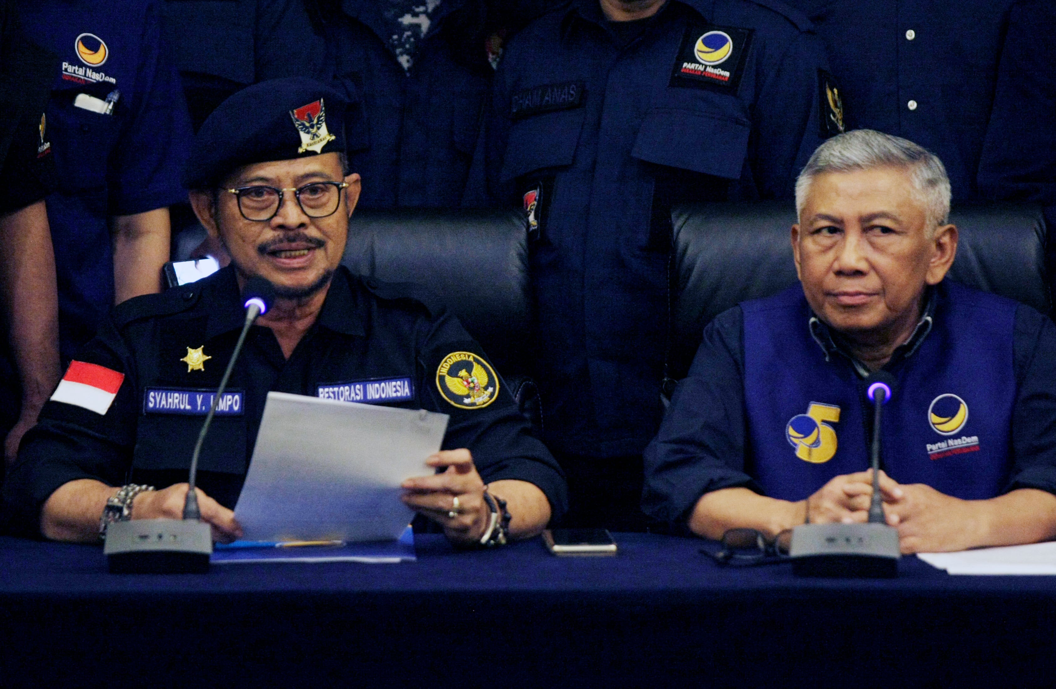 Ketua DPP Partai NasDem Syahrul Yasin Limpo (kiri) dan Ketua Badan Pemenangan Pemilu (Bapilu) Partai NasDem, Effendi Choirie (Gus Coy)