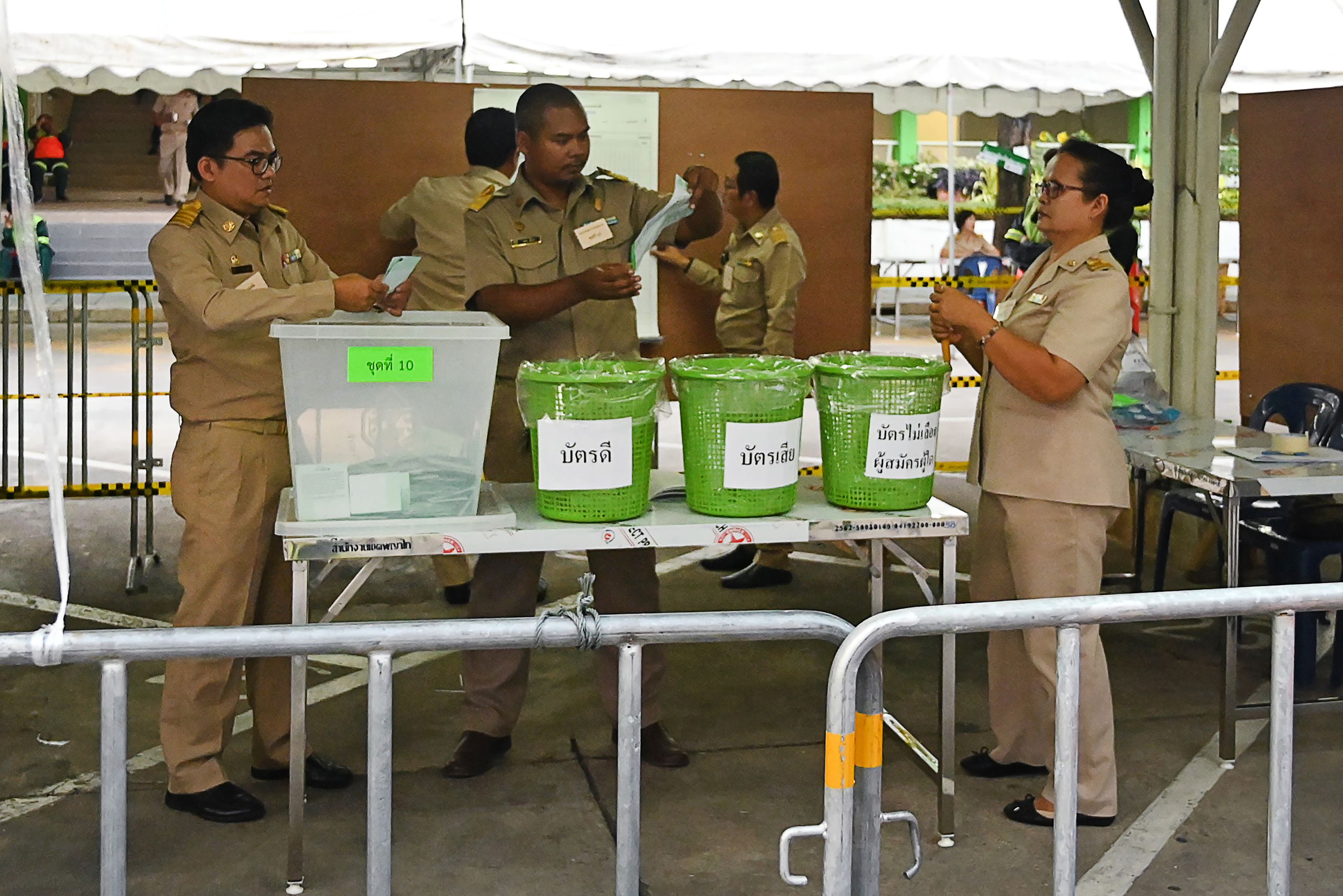 Petugas penghitung suara di TPS di Bangkok, Thailand. Penyelenggara pemilu berjanji mengumumkan hasil pemilu beberapa pekan mendatang.