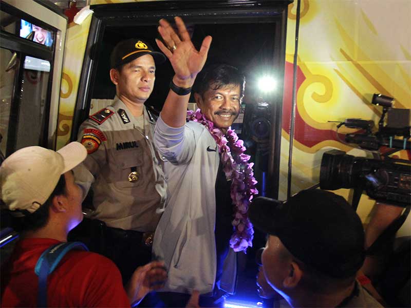 Pelatih kepala Timnas U 22 Indra Sjafri (tengah) melambaikan tangan kepada suporter seusai memberikan keterangan pers setibanya di Bandara Soekarno Hatta, Tangerang, Banten, Rabu (27/2/2019) malam. 