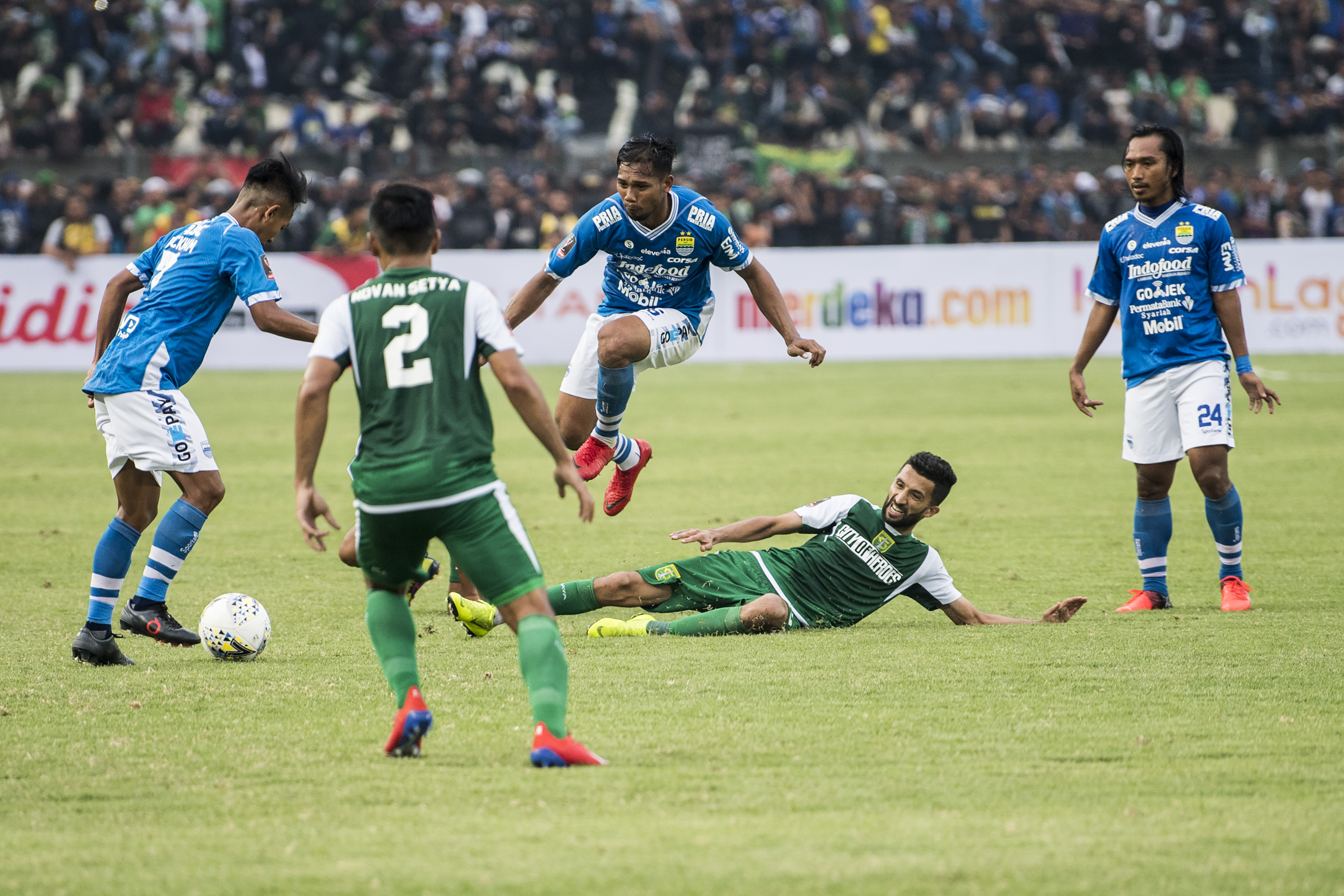 Laga Persib melawan Persebaya di Stadion Si Jalak Harupat yang berakhir 3-2 untuk kemenangan Persebaya