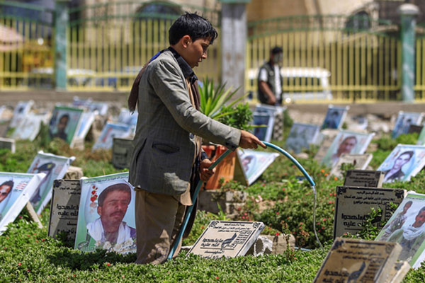 Anak Laki-laki  membersihkan makam di Kota Sanaa Yaman