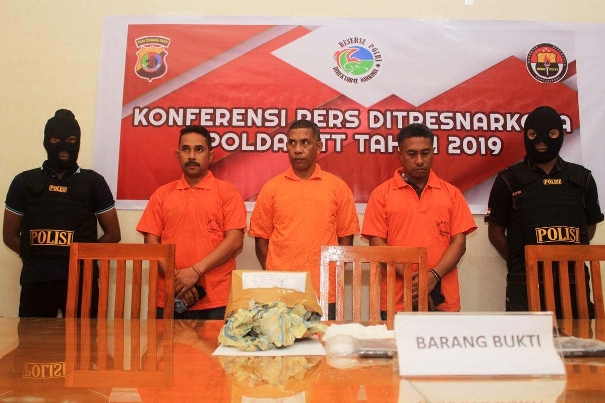 Direktorat Reserse Narkoba Polda NTT memperlihatkan wajah dua oknum polisi dan dan seorang aparatur sipil negara (ASN) kepada wartawan.