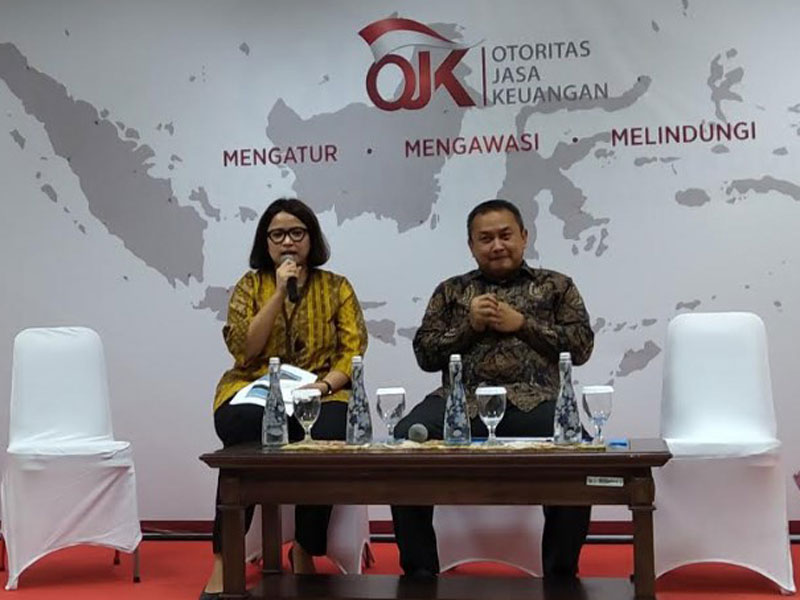 Kepala Eksekutif Pengawas Pasar Modal OJK Hoesen (kanan).