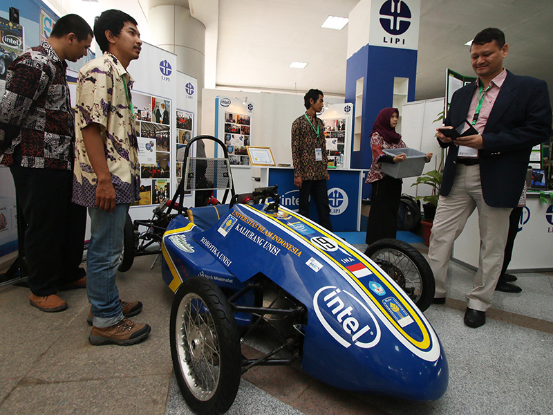  INDONESIA SCIENCE EXPO: Peserta menjelaskan tentang cara kerja mobil listrik dalam Indonesia Science Expo (ISE) di Jakarta, Kamis (8/10).