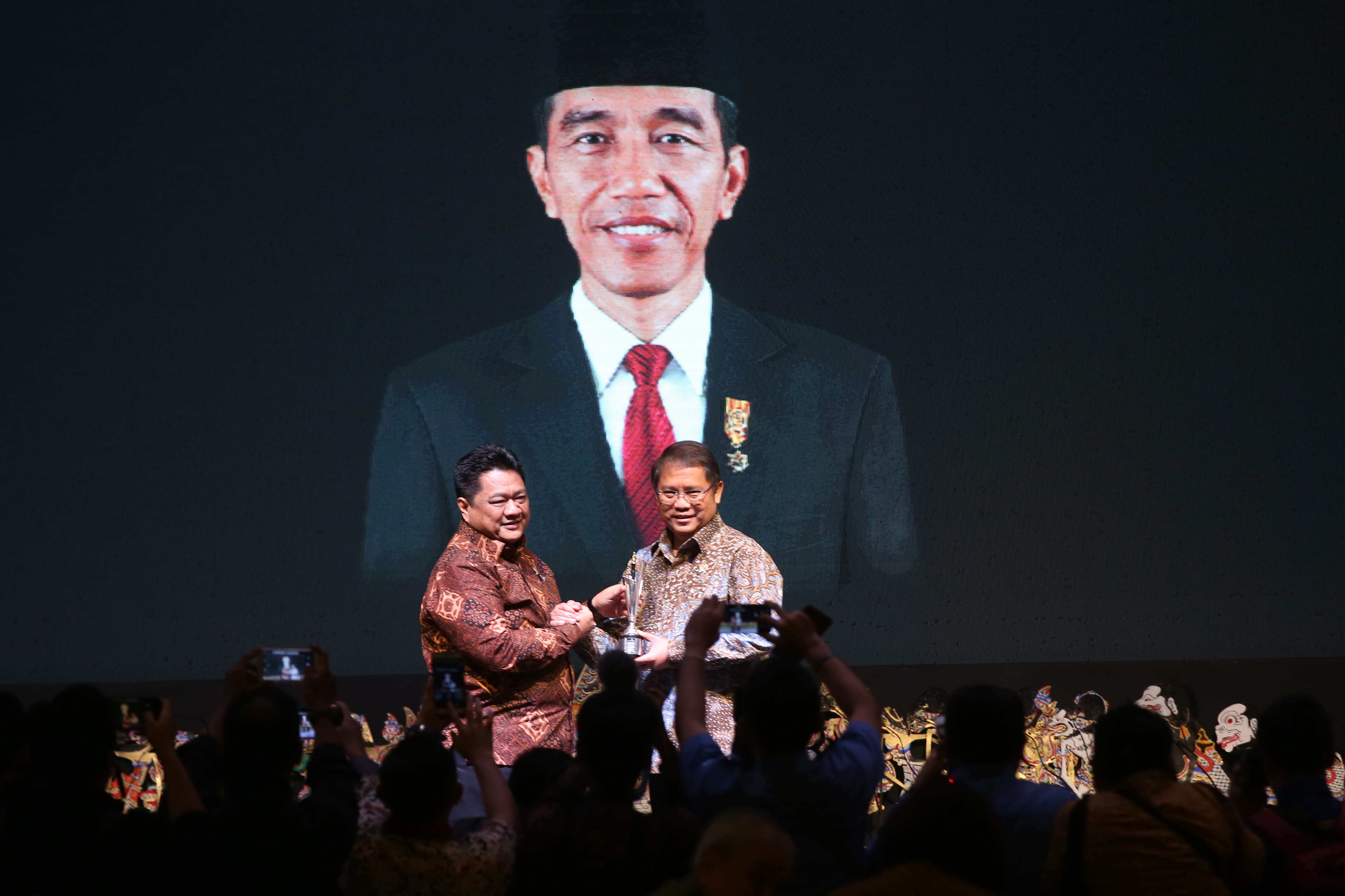 Menkominfo Rudiantara (kanan) mewakili Presiden Joko Widodo menerima penghargaan The Tough Leader pada Malam Penganugerahan Obsession Awards 2019 di Jakarta