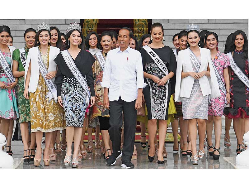 SEBARKAN SEMANGAT ANTIGOLPUT: Presiden Joko Widodo berjalan bersama Miss Universe 2018 asal Filipina Catriona Elisa Magnayon Gray, Puteri Indonesia Frederika Alexis Cull, dan para fi nalis Puteri Indonesia 2018 di Istana Kepresidenan Bogor, Jawa Barat, kem