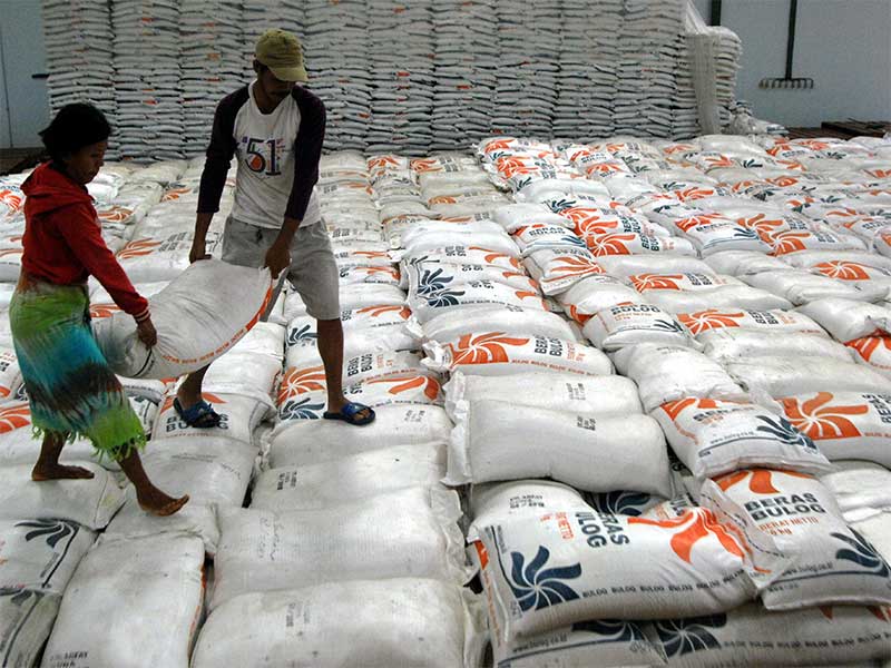 Pekerja mengangkat karung isi beras di Gudang Beras Bulog, Makassar, Sulawesi Selatan, (Kamis (3/1/2019).