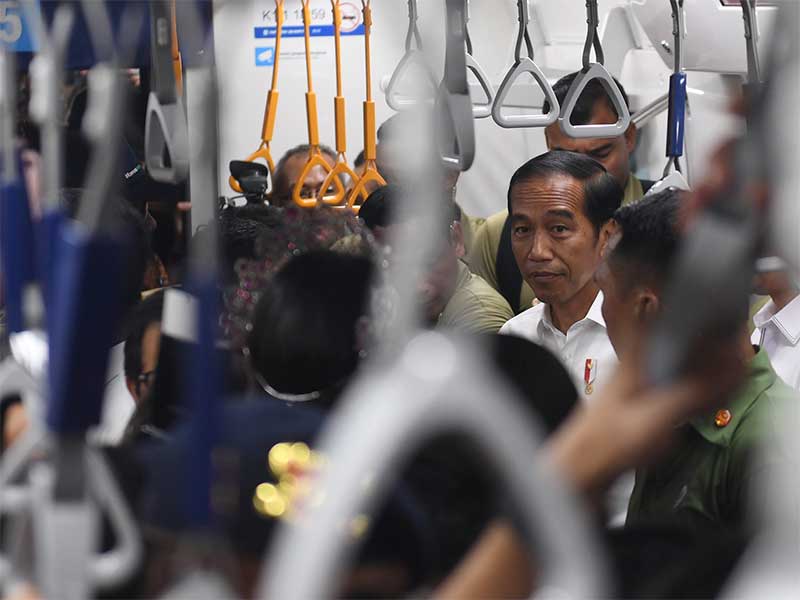 Presiden Joko Widodo mencoba MRT mencoba moda transportasi MRT dari Stasiun Bundaran HI-Lebak Bulus di Jakarta, Selasa (19/3/2019). 
