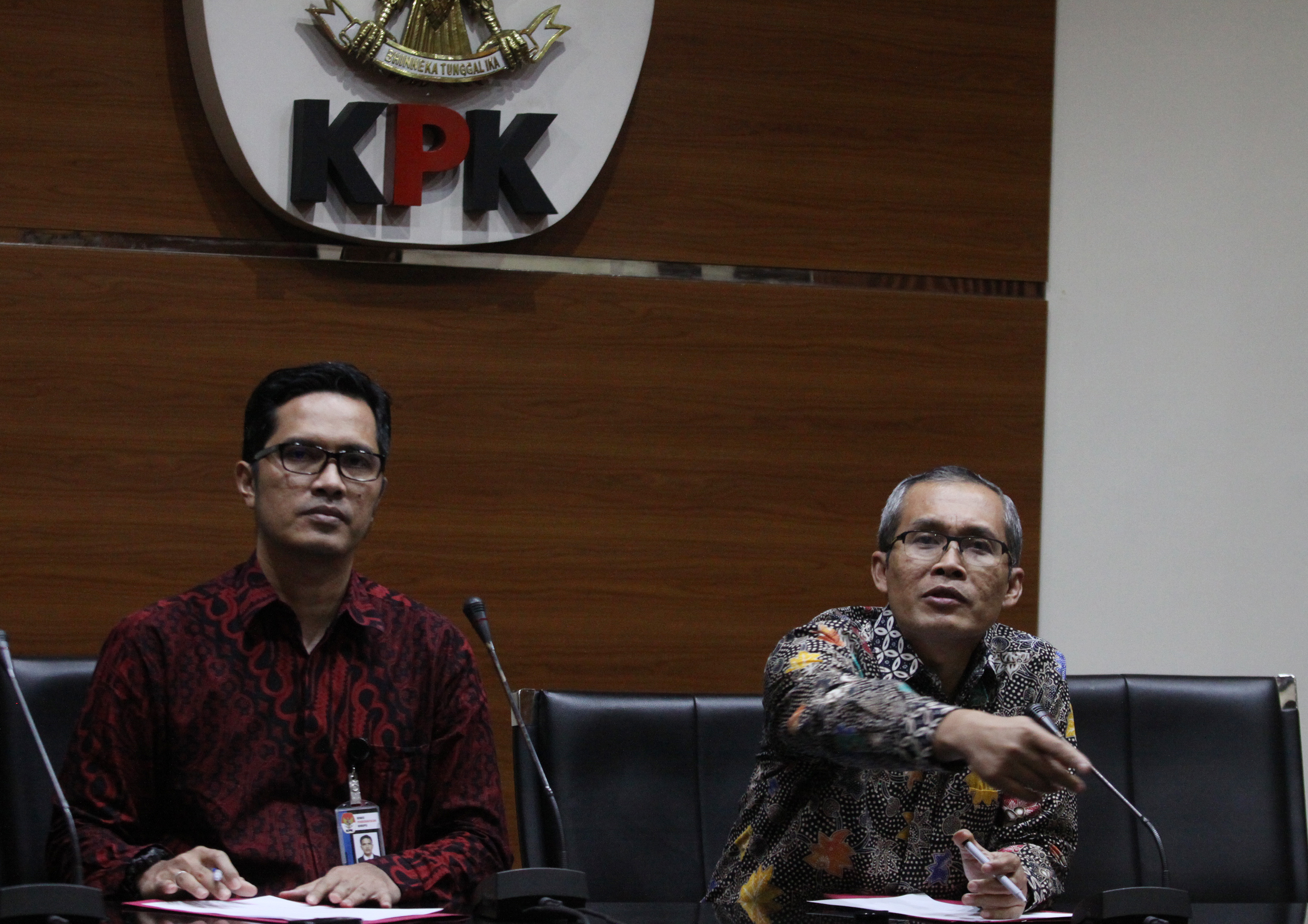 Wakil Ketua KPK, Alexander Marwata (kanan) bersama juru bicara KPK Febri Diansyah (kiri) memberikan keterangan kepada wartawan terkait dengan penetapan tersangka baru, di gedung Komisi Pemberantasan Korupsi