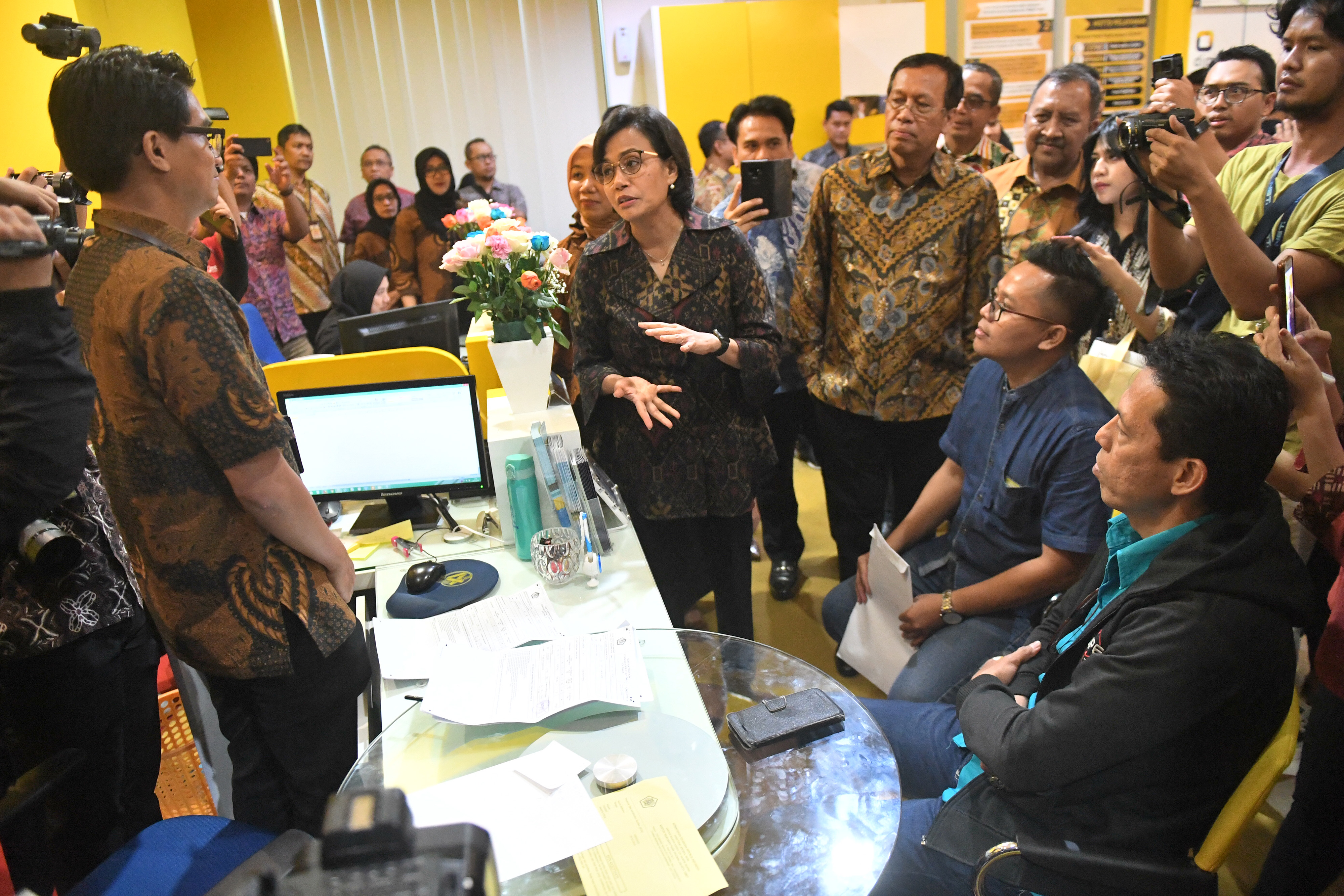 Menkeu Sri Mulyani Indrawati (tengah) meninjau kegiatan pelaporan surat pemberitahuan tahunan (SPT) pajak penghasilan (PPh) di Jakarta