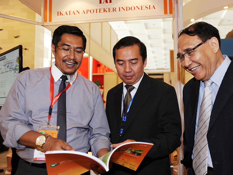 PAMERAN KESEHATAN INTERNASIONA: DENPASAR, 13/9 - PAMERAN KESEHATAN INTERNASIONAL- Mohamad Dani Pratomo, Ketua Asosiasi Apoteker Indonesia (tengah) berbincang bersama Nurul Falah Eddy Pariang, Ketua Organizing Commitee FAPA Kongres 2012 (kiri) dan Ahaditomo