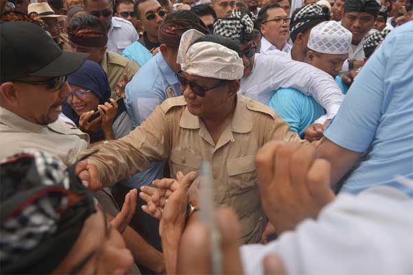 Calon Presiden nomor urut 02 Prabowo Subianto (tengah) menyapa para pendukungnya dalam kampanye terbuka di lapangan Kompyang Sujana, Denpasa