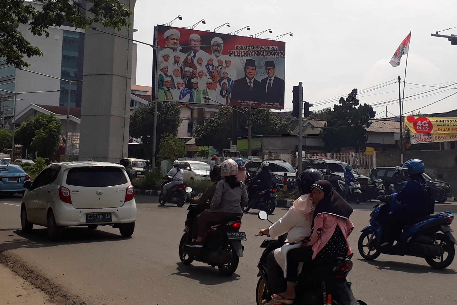 Baliho tidak berizin yang menampilkan pasangan Prabowo-Sandiaga Uno di Kota Palembang, Sumsel.