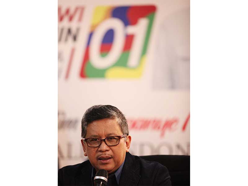 Sekretaris Tim Kampanye Nasional Jokowi-Amin, Hasto Kritiyanto menyampaikan keterangan pers di Posko Cemara, Menteng, Jakarta, Selasa (16/1).