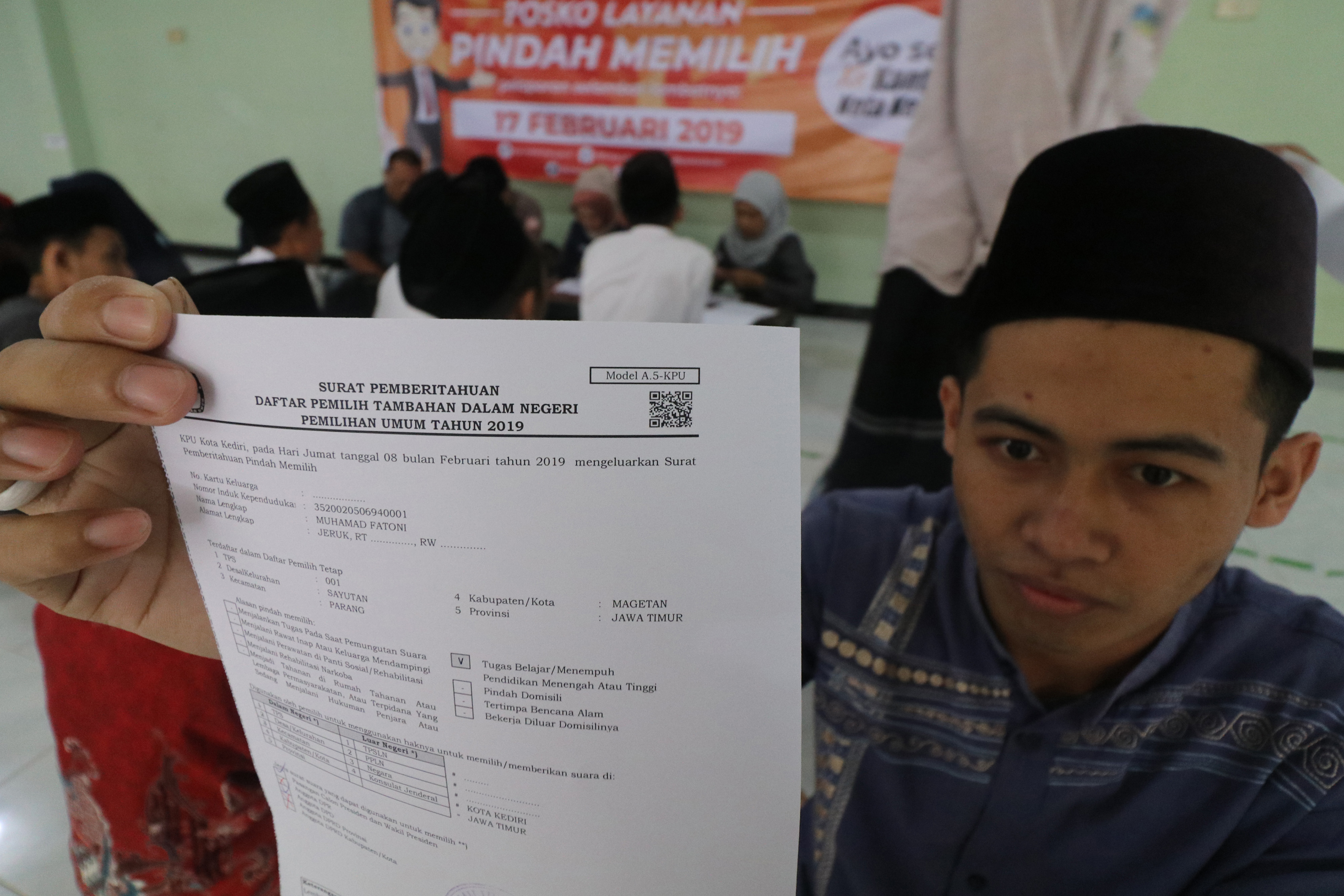 Seorang santri memperlihatkan surat pindah memilih yang baru saja diperoleh di Pondok Pesantren Lirboyo, Kota Kediri, Jawa Timur, Selasa (12/2).
