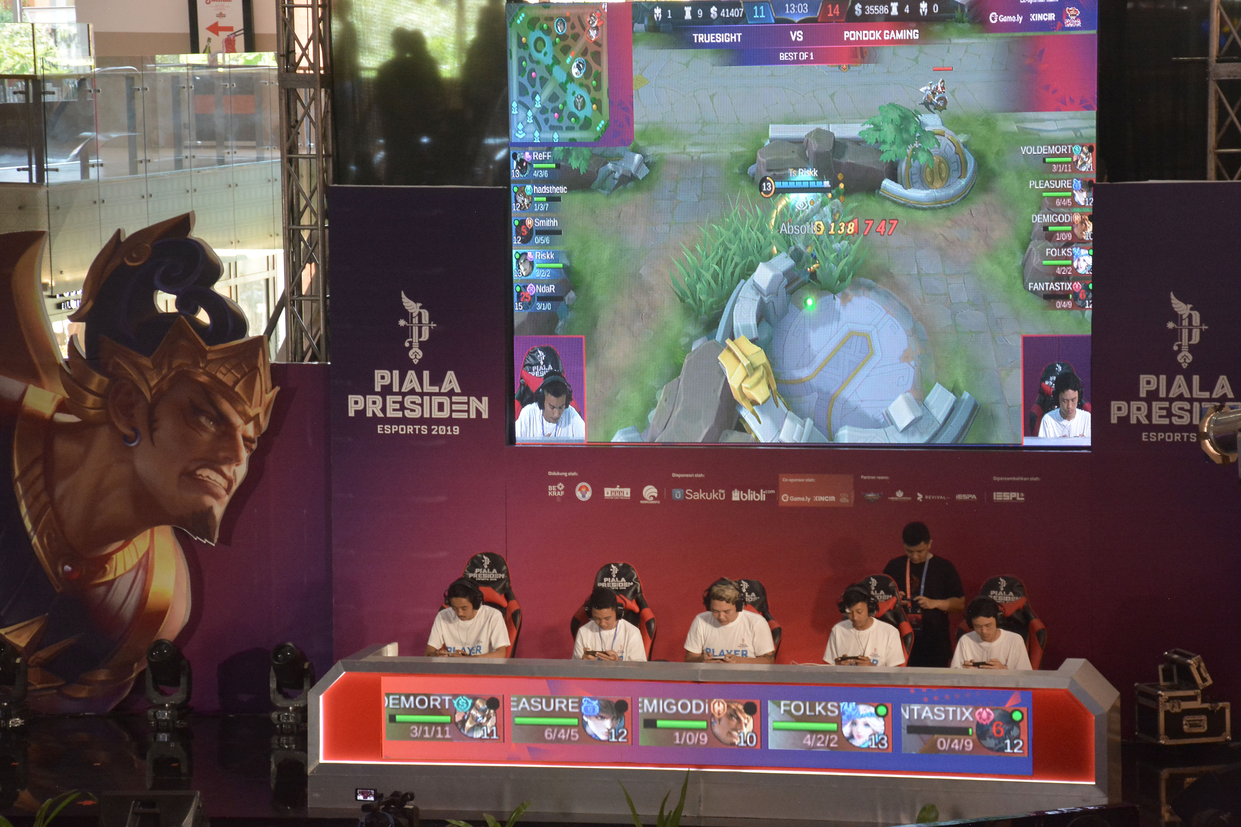 Peserta mengikuti babak kualifikasi regional Piala Presiden Esport 2019 di kawasan Kuta, Bali, Minggu (10/2).