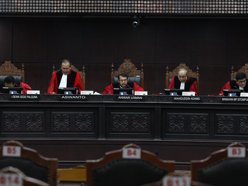 Ketua Mahkamah Konstitusi (MK) Anwar Usman (tengah) memimpin sidang putusan di MK, Jakarta, Rabu (13/3). MK memutuskan 5 perkara, dua diantaranya yaitu sidang putusan uji UU penodaan agama dan UU pemilu.