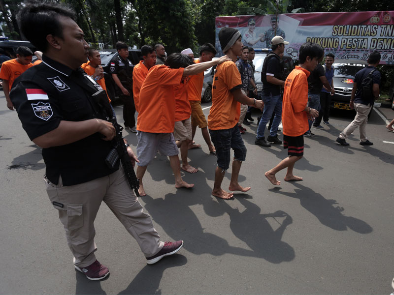 Polisi menggelandang tersangka pelaku begal
