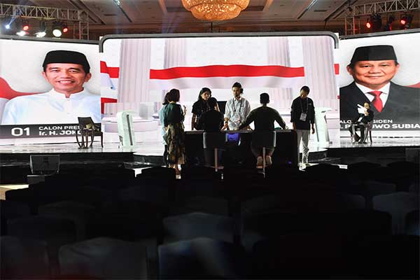 Petugas dan kru televisi penyelenggara melakukan gladi bersih Debat Capres 2019 putaran keempat di Hotel Shangri-La, Jakarta, Jum'at (29/3/2