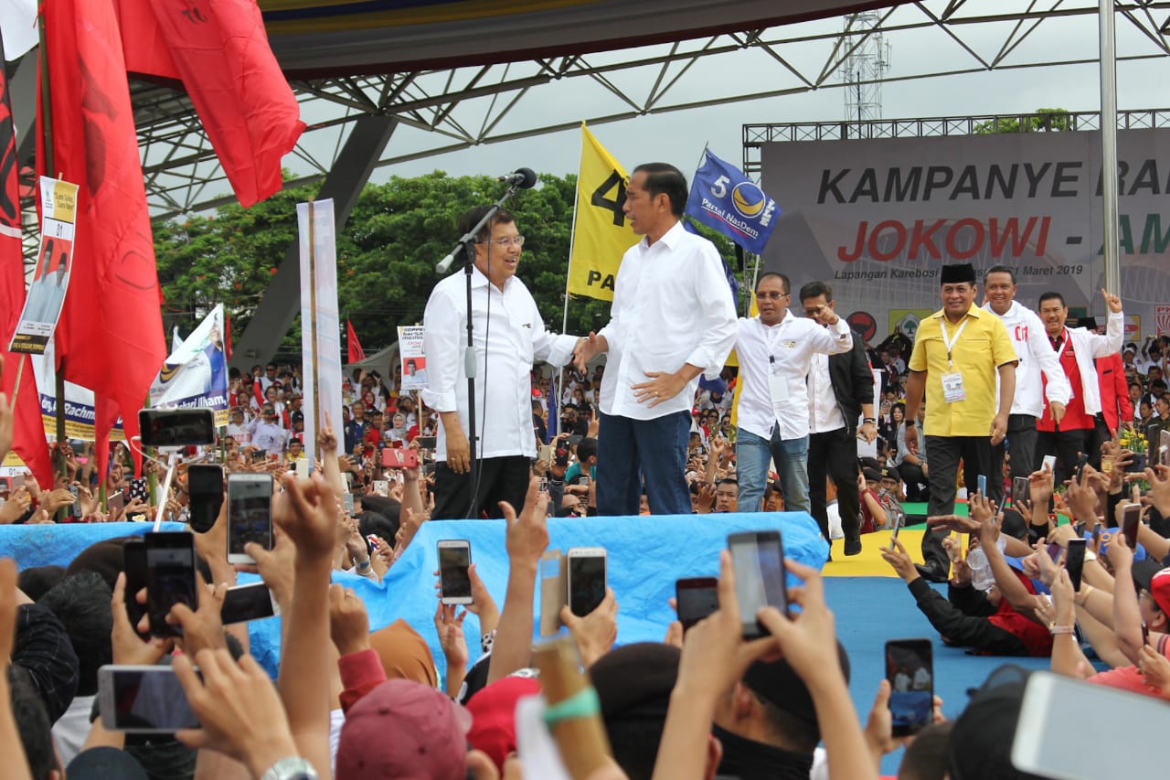 Jokowi dan Jusuf Kalla di Sulawesi Selatan, Minggu (31/3).