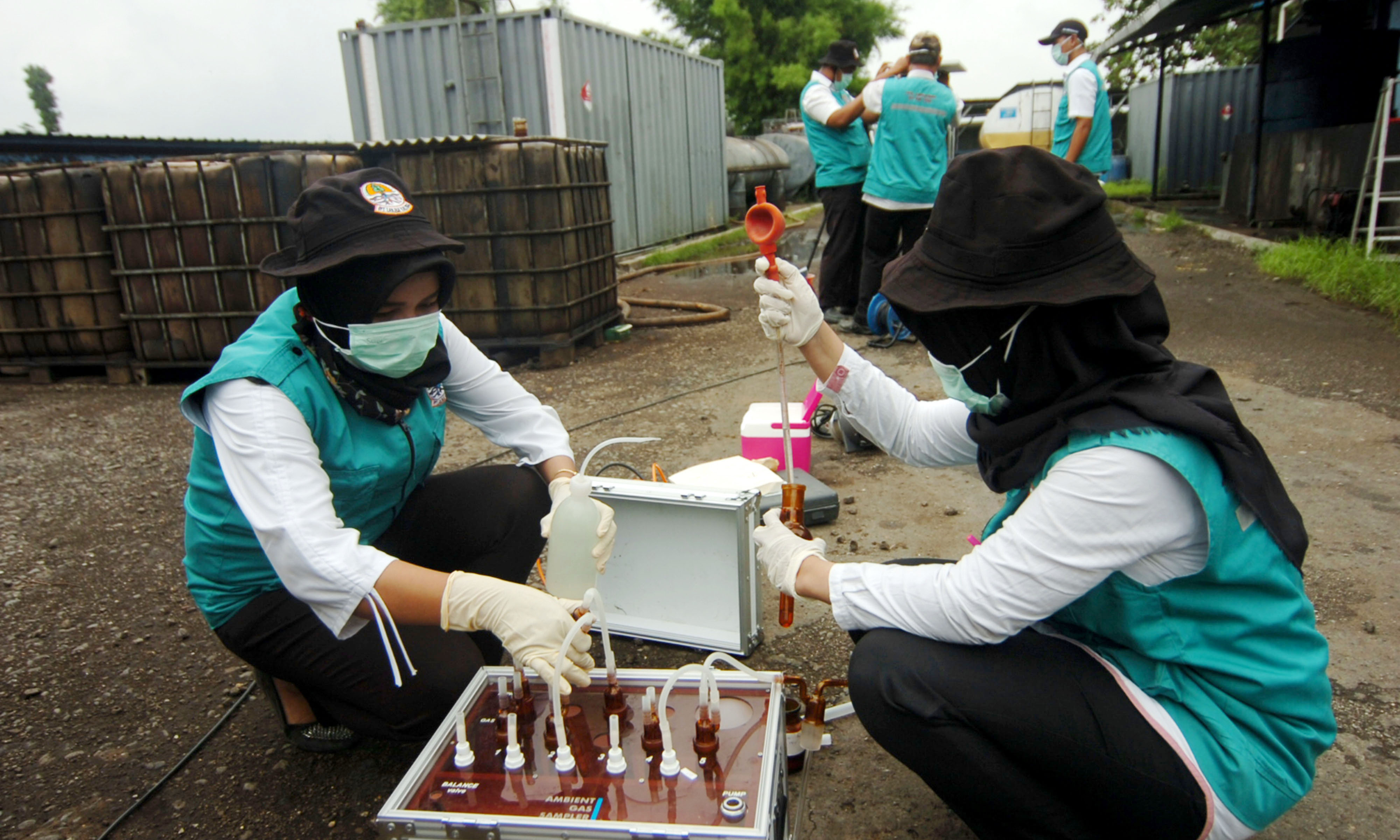Petugas melakukan penelitian air, udara dan debu di pabrik pengolahan limbah Bahan Berbahaya dan Beracun (B3) Desa Karangdawa, Kabupaten Tegal, Jawa Tengah, Rabu (16/1/2019)