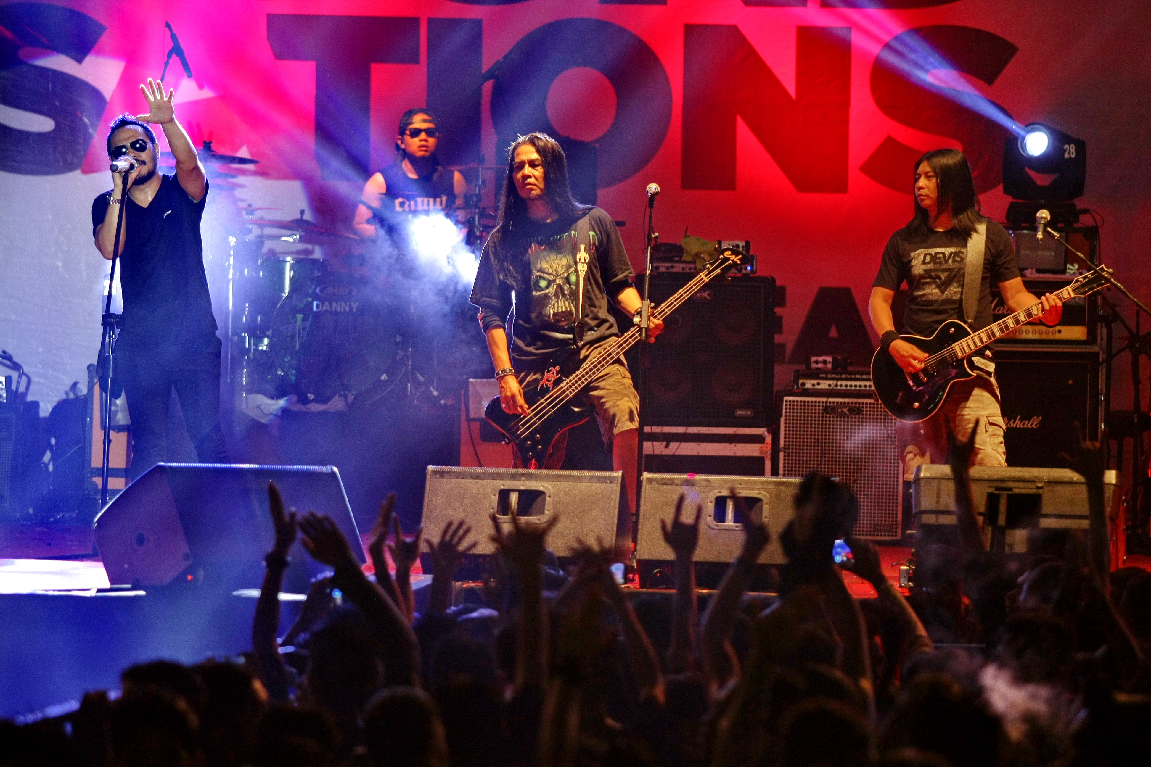 Grup band Jamrud menghibur penggemarnya