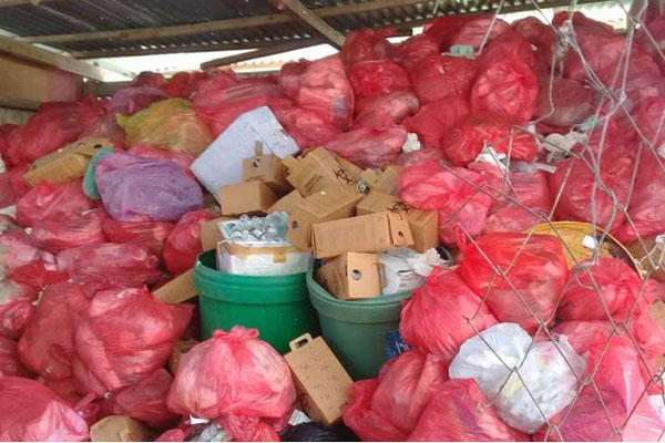 Penumpukan limbah medis dari salah satu rumah sakit di Kota Kupang, Nusa Tenggara Timur (NTT). 