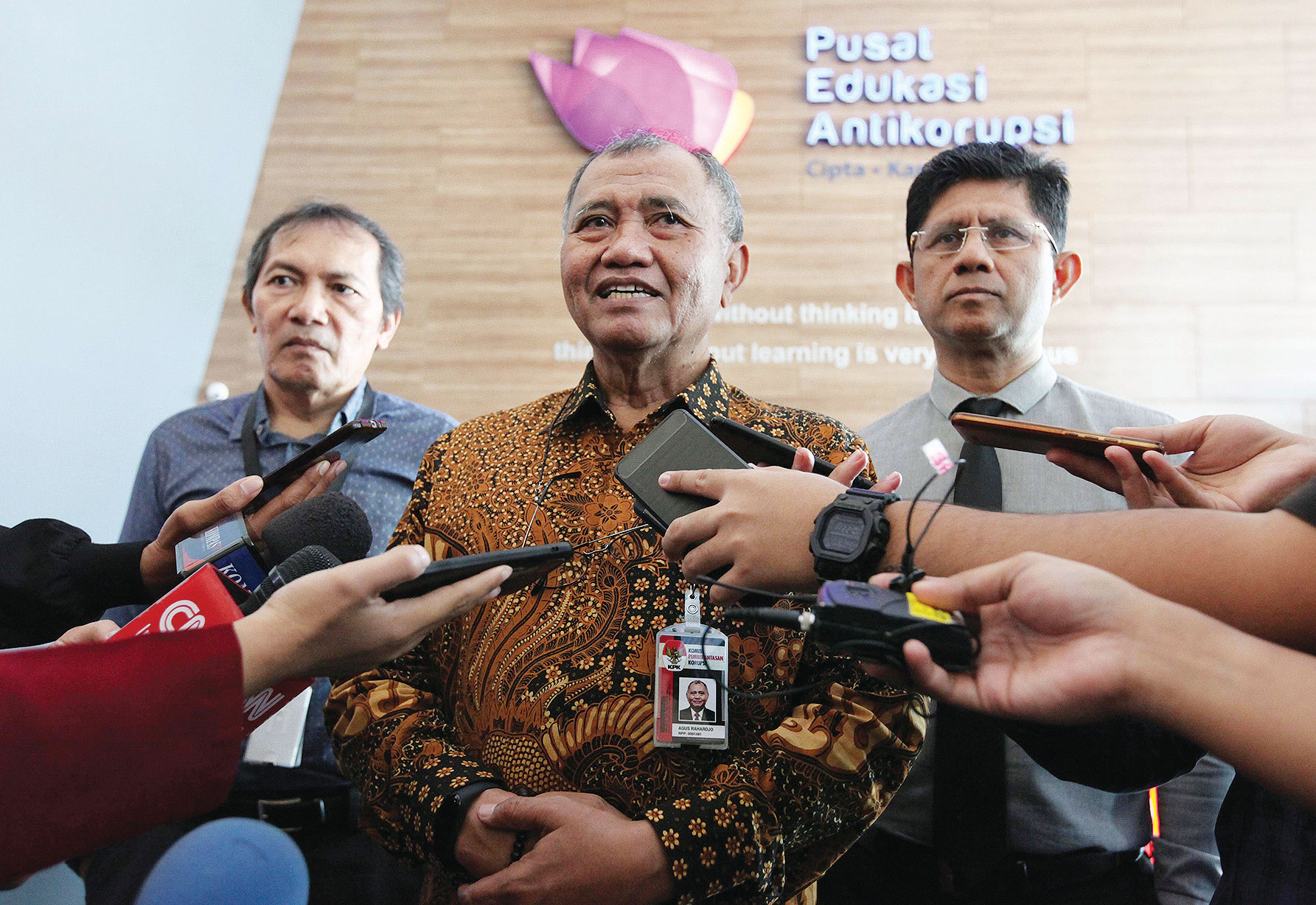 Ketua KPK Agus Rahardjo (tengah) bersama dua Wakil Ketua Laode M Syarif (kanan) dan Saut Situmorang berbicara kepada jurnalis seusai membuka pelatihan calon penyidik KPK di Gedung Pusat Edukasi Antikorupsi di Jakarta
