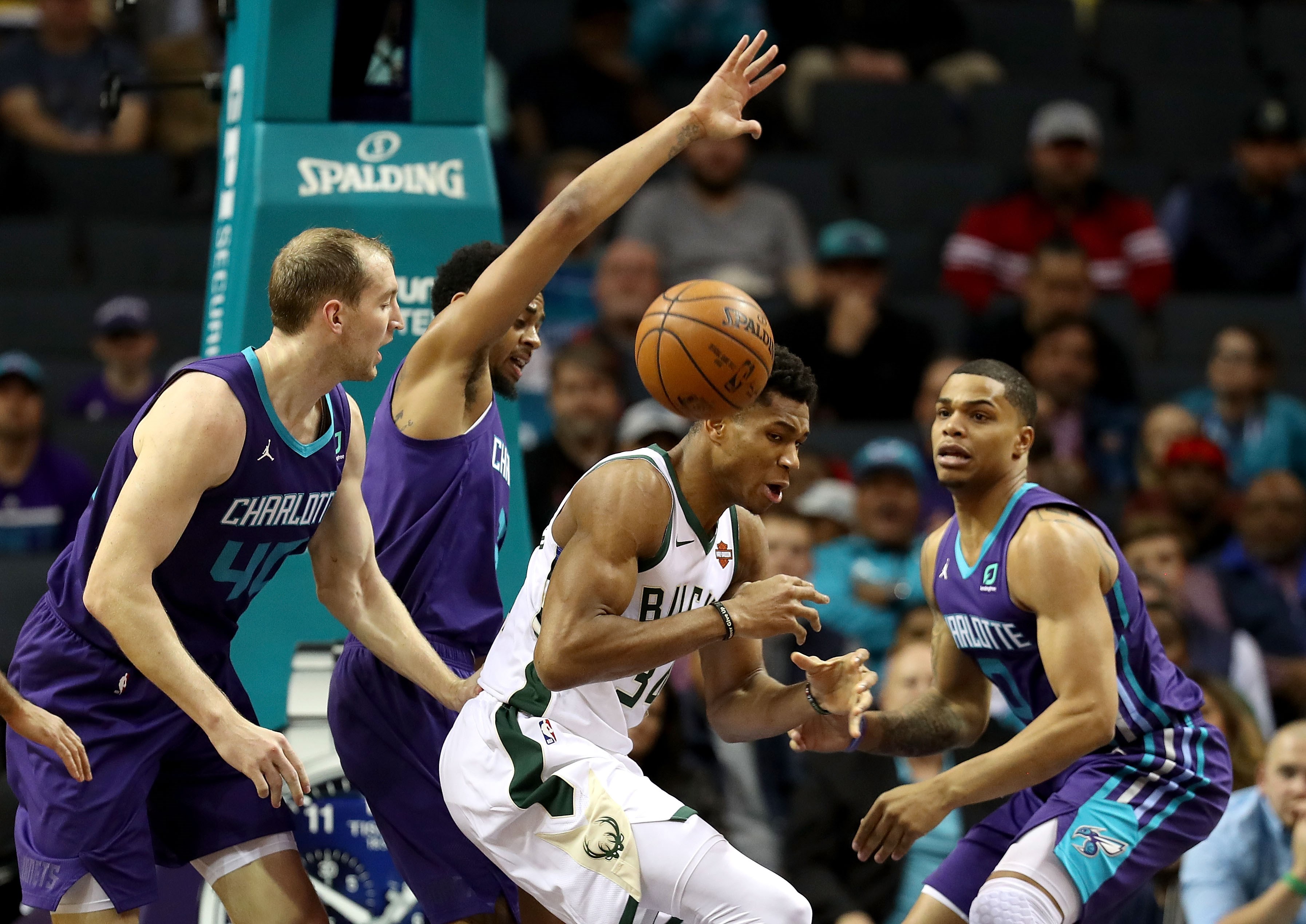 Charlotte Hornets melawan Milwaukee Bucks