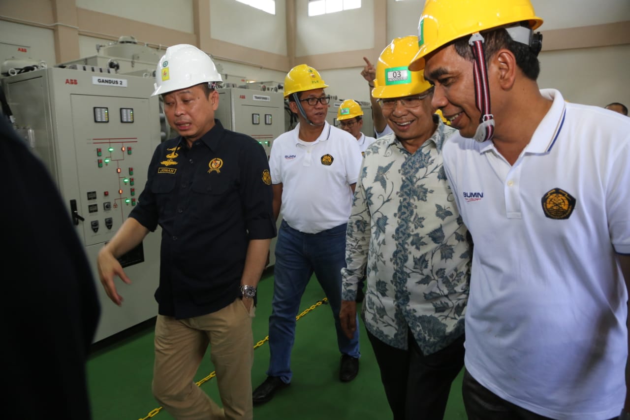 Menteri ESDM Jonan Ignasius meresmikan sejumlah proyek kelistrikan di Sumatera Selatan pada Minggu (31/3).