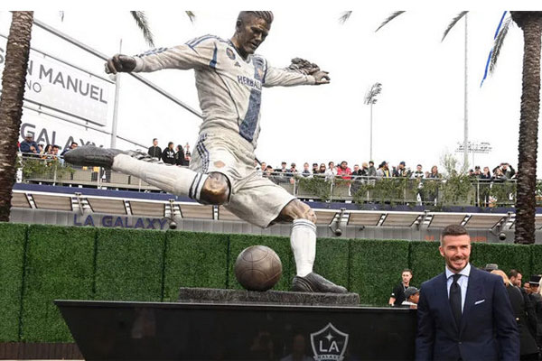 James Corden Sukses Kerjai David Beckham