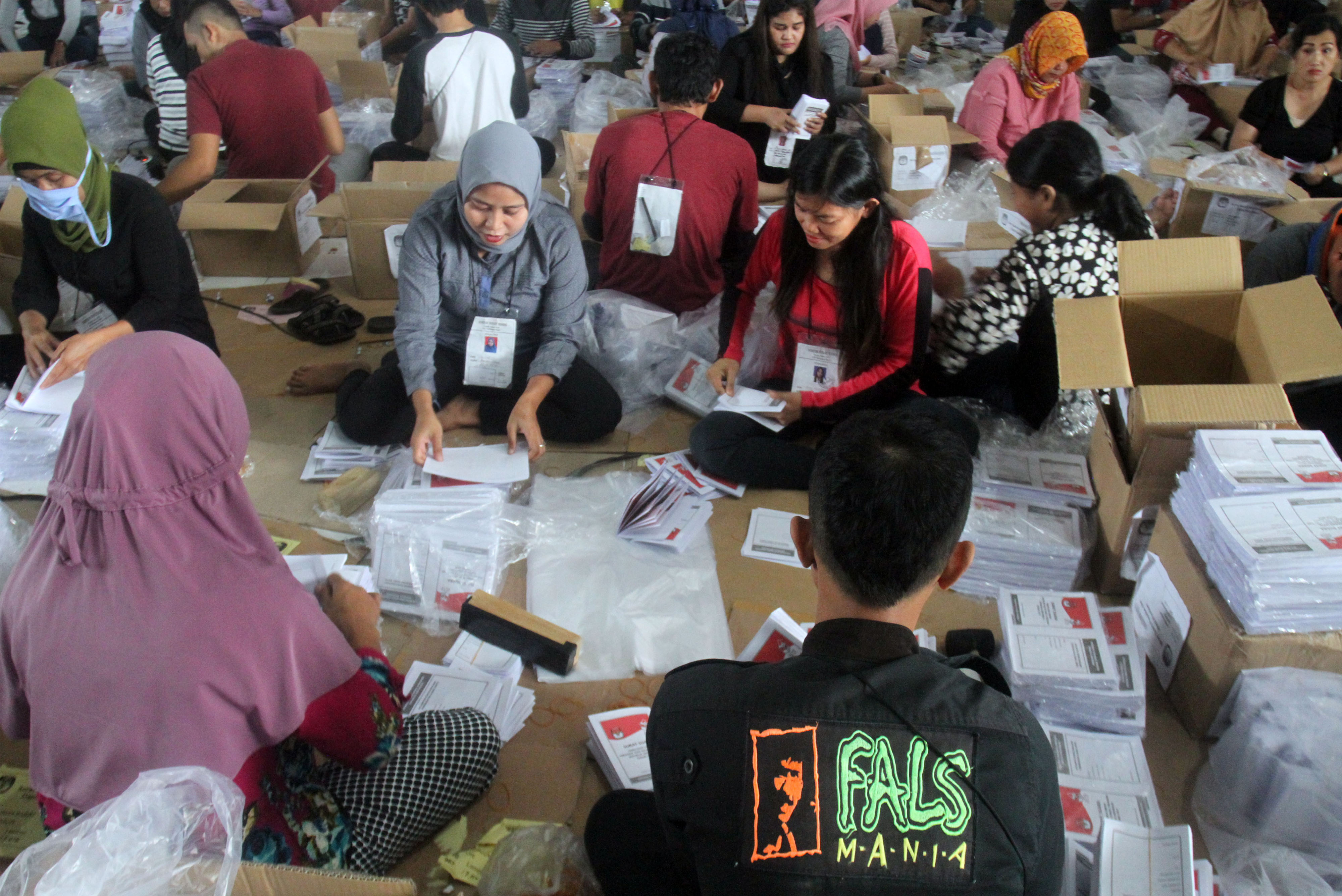 Mulai Sortir Surat Suara, KPU Makassar Targetkan Rampung 2 Minggu