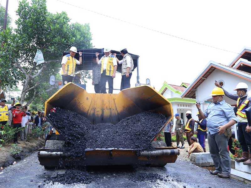 Bupati Musi Bayuasin (Muba) Dodi Reza Alex Noerdin menerapkan pembanguan infrastruktur dengan inovasi infrastruktur Aspal Campur Karet. 