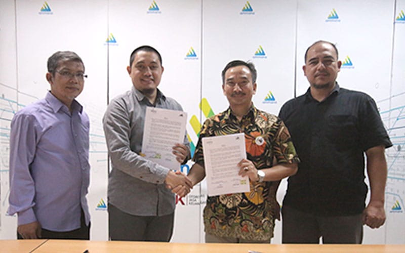 Lutfi Adhiansyah, CEO & Founder Ammana (ketiga dari kanan) berjabat tangan dengan Bapak Asep Mulyadi dari BNI Syariah 