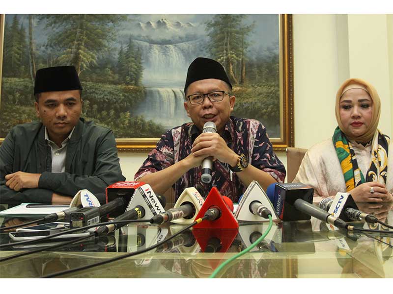 Sekjen Partai Persatuan Pembangunan (PPP) Arsul Sani (tengah) didampingi Wakil Ketua Umum Muhammad Arwani Thomafi (kiri) dan sejumlah pengurus harian DPP memberikan keterangan terkait OTT KPK terhadap Ketua Umum PPP Romahurmuziy, di Jakarta, Sabtu (16/3/20