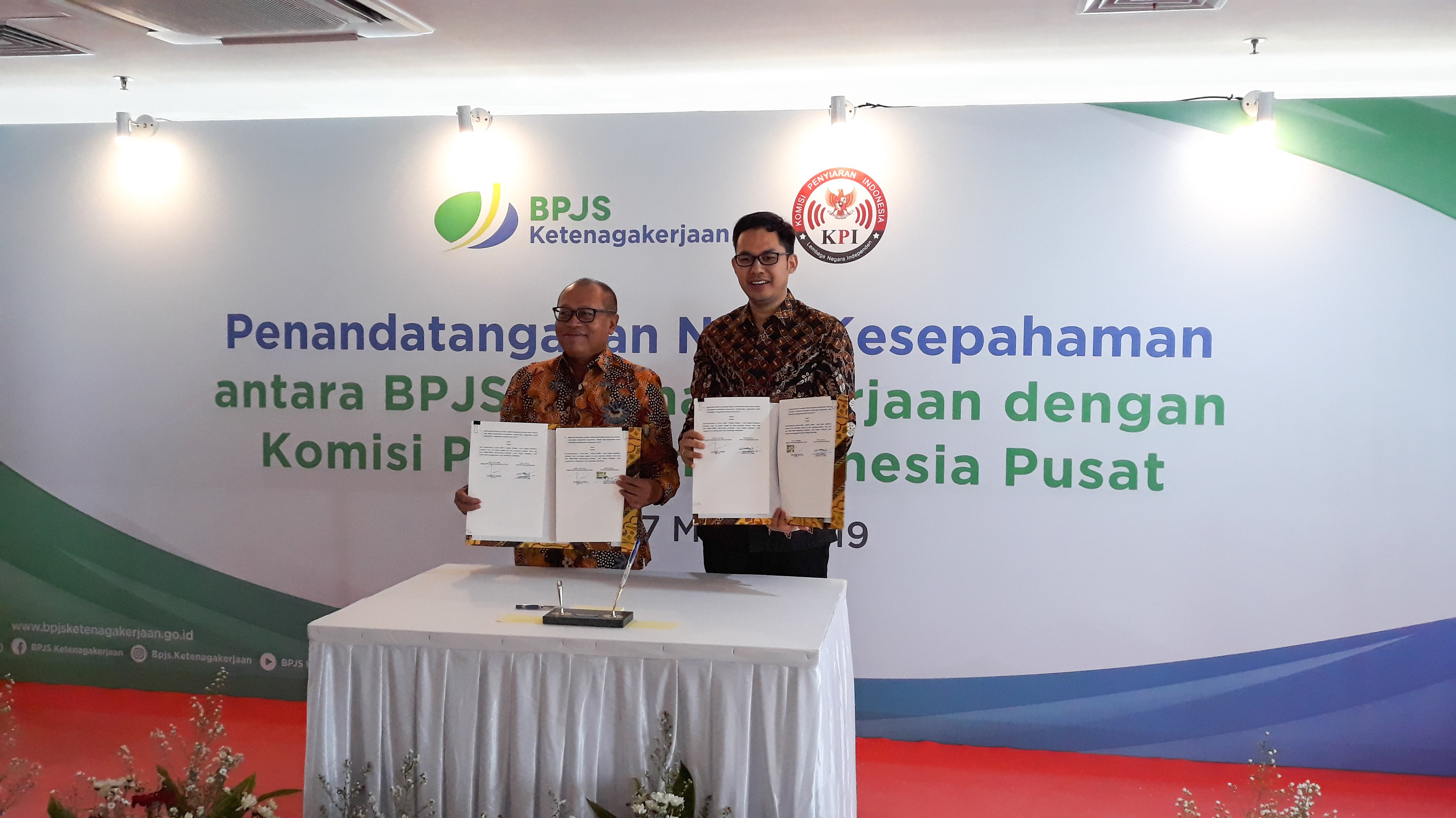 Agus Susanto (kiri) bersama Yuliandre Darwis (kanan) menandatangani nota kesepahaman.