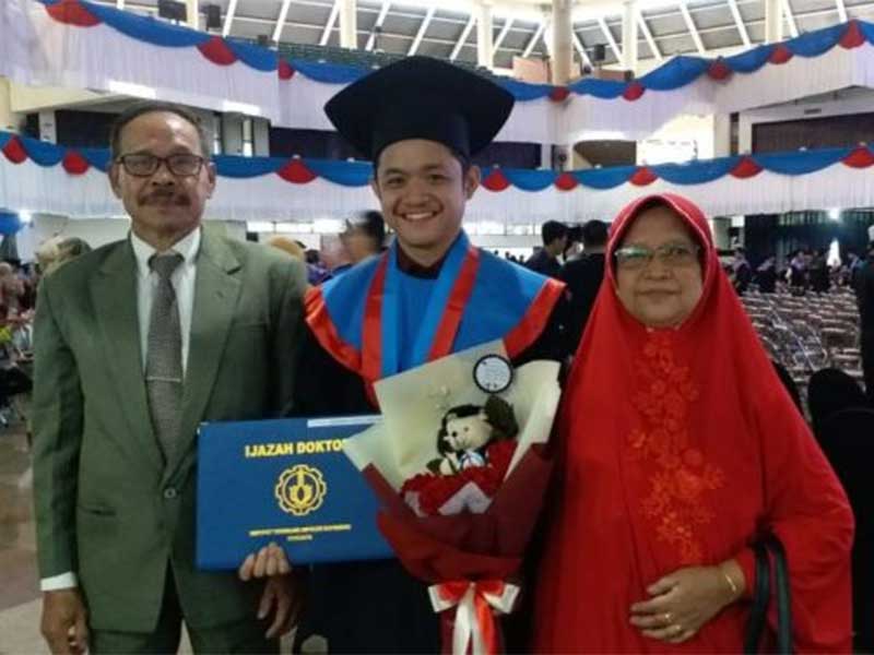 Rendra Panca Anugraha, 24 tahun doktor termuda di Indonesia yang baru saja diwisuda di ITS, ITS/Humas.