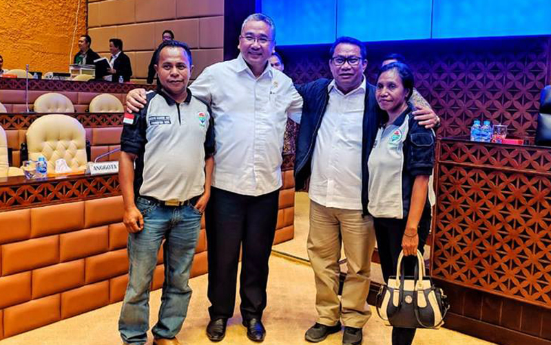 DUA fasilitator dana desa terbaik asal Kabupaten Belu, Nusa Tenggara Timur, Charles Mau (kiri) dan Odilia Besin (kanan) bersama Menteri Desa PDTT, Eko Putro Sandjojo dan Ketua Komisi V DPR Fary Francis di Jakarta, Senin (25/3).