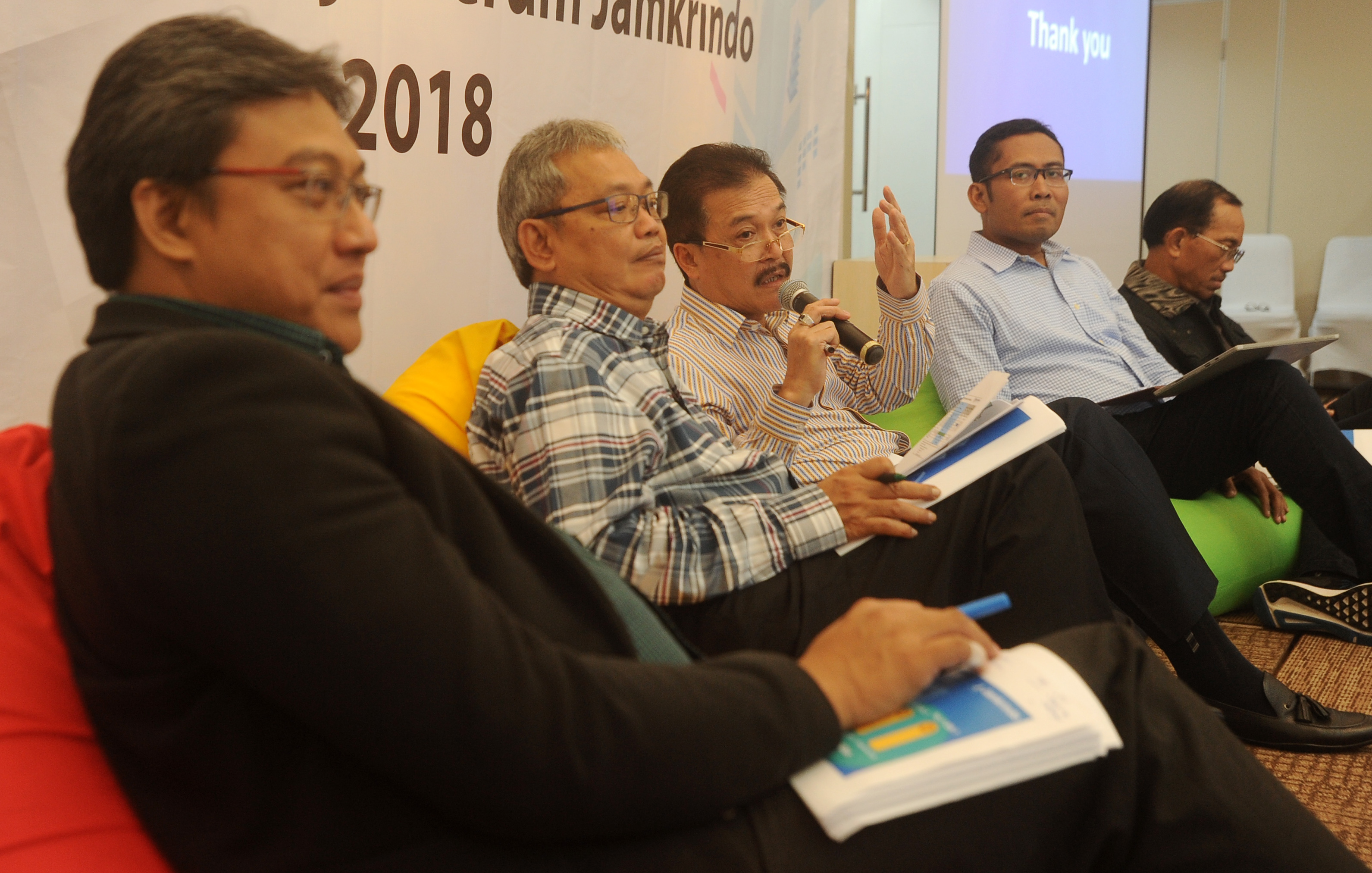 Dirut Perum Jamkrindo Randi Anto (tengah) didampingi Direktur Operasional dan Jaringan Kadar WisnuWarman (kiri), Direktur Keuangan, Investasi dan Manajemen Risiko I. Rusdonobanu (kedua kiri), Direktur Bisnis Penjaminan Amin Mas'Udi (kedua kanan) dan Direkt