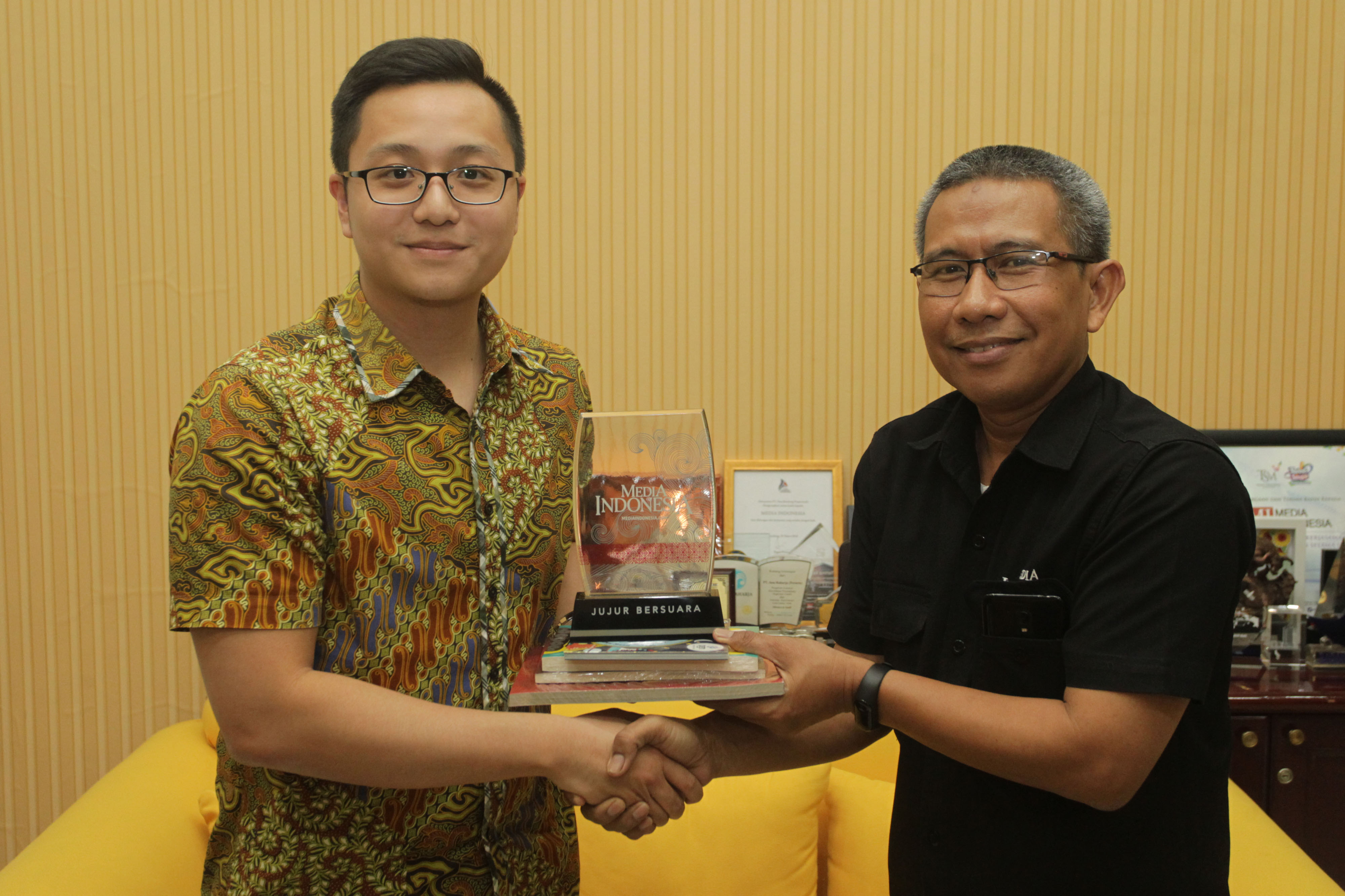 Founder dan CEO BITOCTO Indonesia Milken Jonathan (kiri) bersama dengan Sekretaris Redaksi Media Indonesia Sadyo Kristiarto (kanan) menerima cinderamata saat berkunjung ke Kantor Harian Media Indonesia