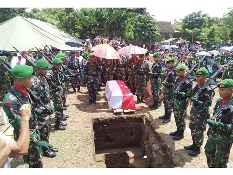 Warga dan tembakan salvo iringi pemakaman Sertu Anumerta Mirwariyadin di Desa Nipa, Kecamatan Ambalawi Kabupaten Bima, Nusa Tenggara Barat, Sabtu (9/3). 