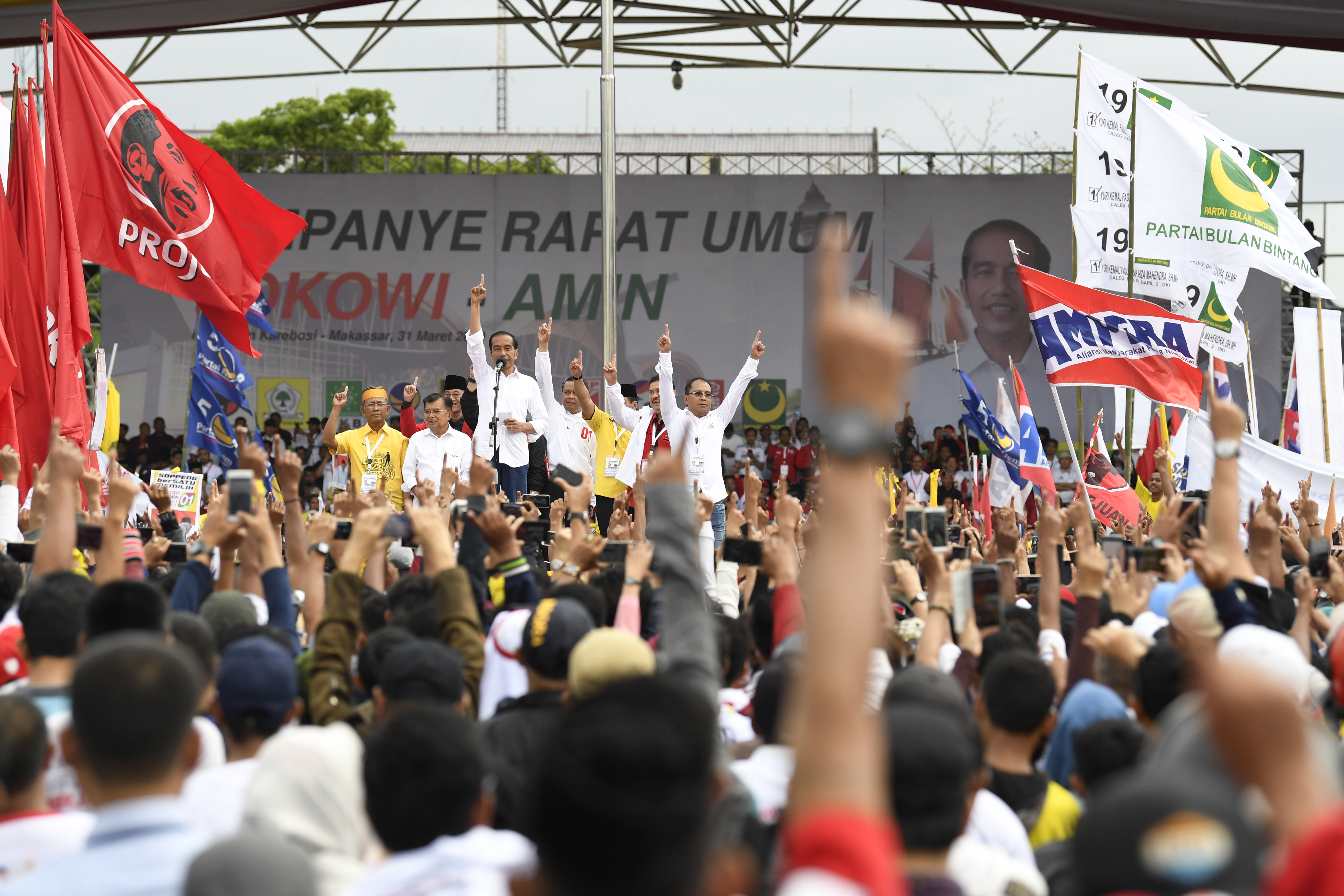 Calon Presiden petahana Joko Widodo (tengah) didampingi Ketua Dewan Penasehat Tim Pemenangan Jokowi-Maruf Jusuf Kalla (kedua kiri).