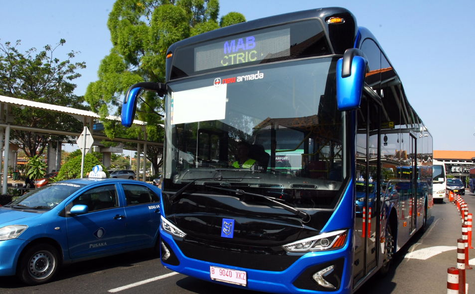  Bis listrik bersiap mengangkut penumpang saat pelaksanaan ujicoba jalan Bis Listrik di Bandara Soekarno Hatta, Tangerang, Banten.
