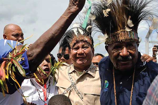 KAMPANYE PRABOWO DI MERAUKE: Calon Presiden nomor urut 02 Prabowo Subianto (tengah) tiba untuk melaksanakan kampanye terbuka di Merauke, Papua, kemarin. Pada hari kedua kampanye terbuka Prabowo Subianto menyapa pendukungnya di kawasan Indonesia timur yaitu