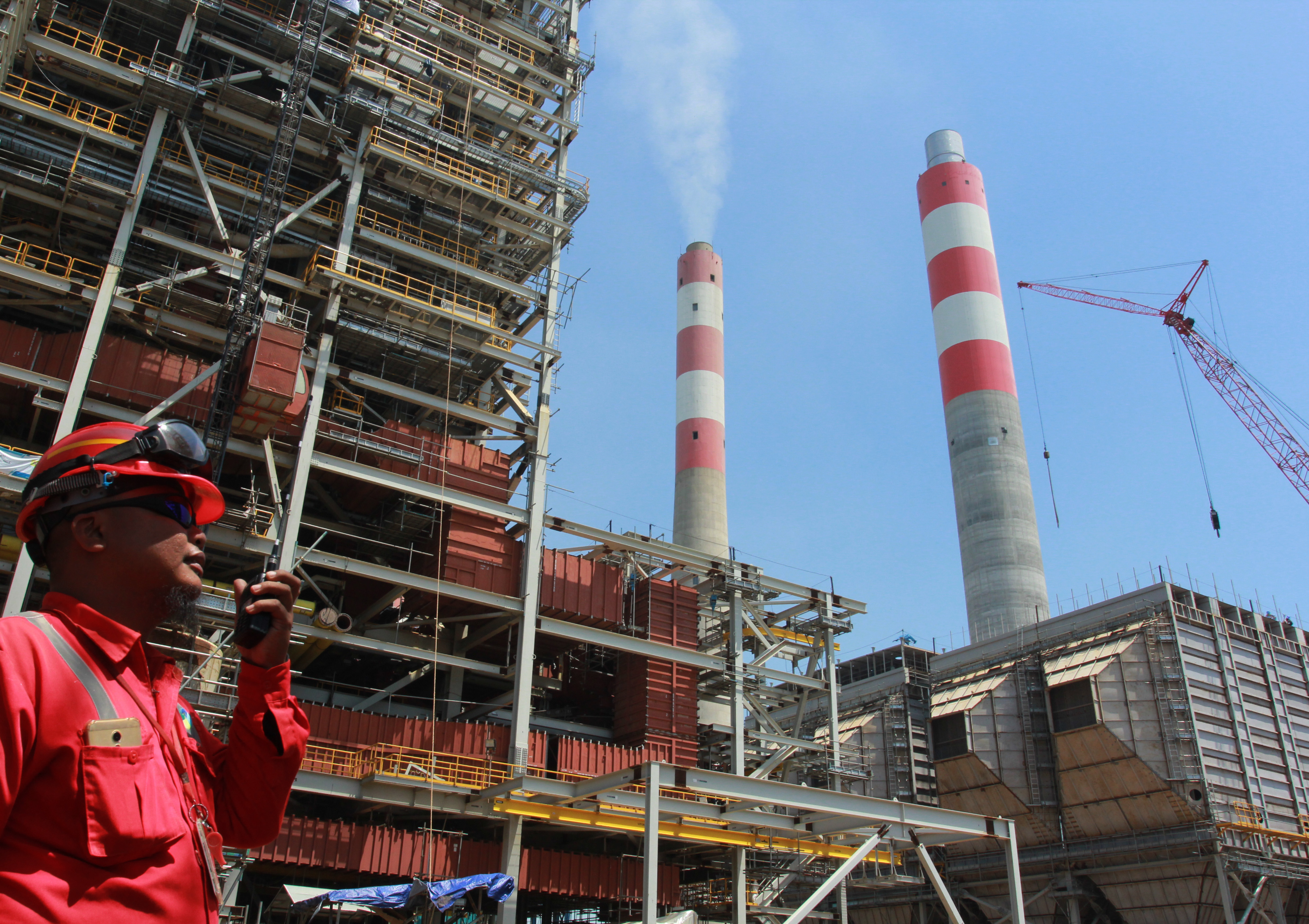 Pekerja berkomunikasi dengan operator alat berat pada proyek pembangunan Pembangkit Listrik Tenaga Uap (PLTU) Lontar Extension 1x315MW 